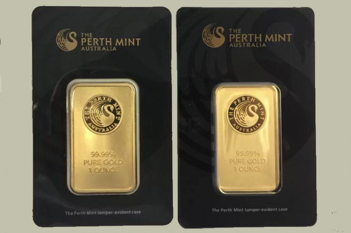 Einmal falsch, einmal echt:  Perth Mint 1 oz Goldbarren im Blister