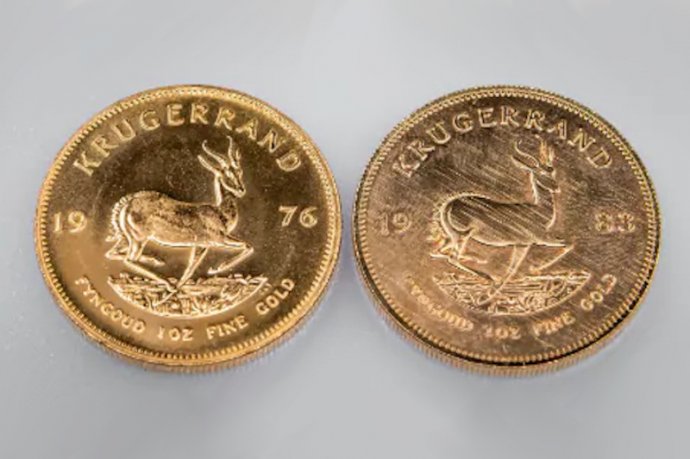 1oz Krugerrand Münzen: Links das Orginal – Rechts die Fälschung