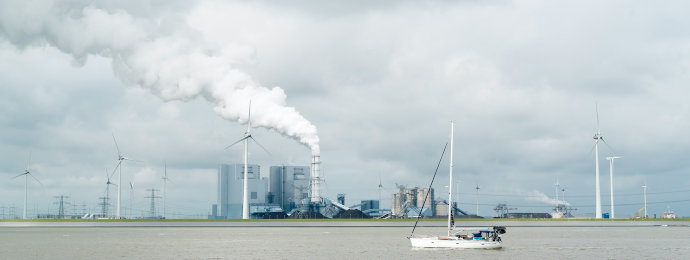 NTG24 - In Nordrhein-Westfalen könnte es für RWE teuer werden, denn die Politik will sich die Entnahme von Wasser aus dem Rhein teuer bezahlen lassen