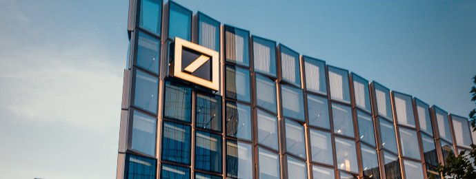 NTG24 - Trotz hervorragender Zahlen muss die Deutsche Bank-Aktie Verluste hinnehmen, was vor allem auf ein Gerichtsurteil bei Streitigkeiten mit ehemaligen Postbank-Aktionären liegt